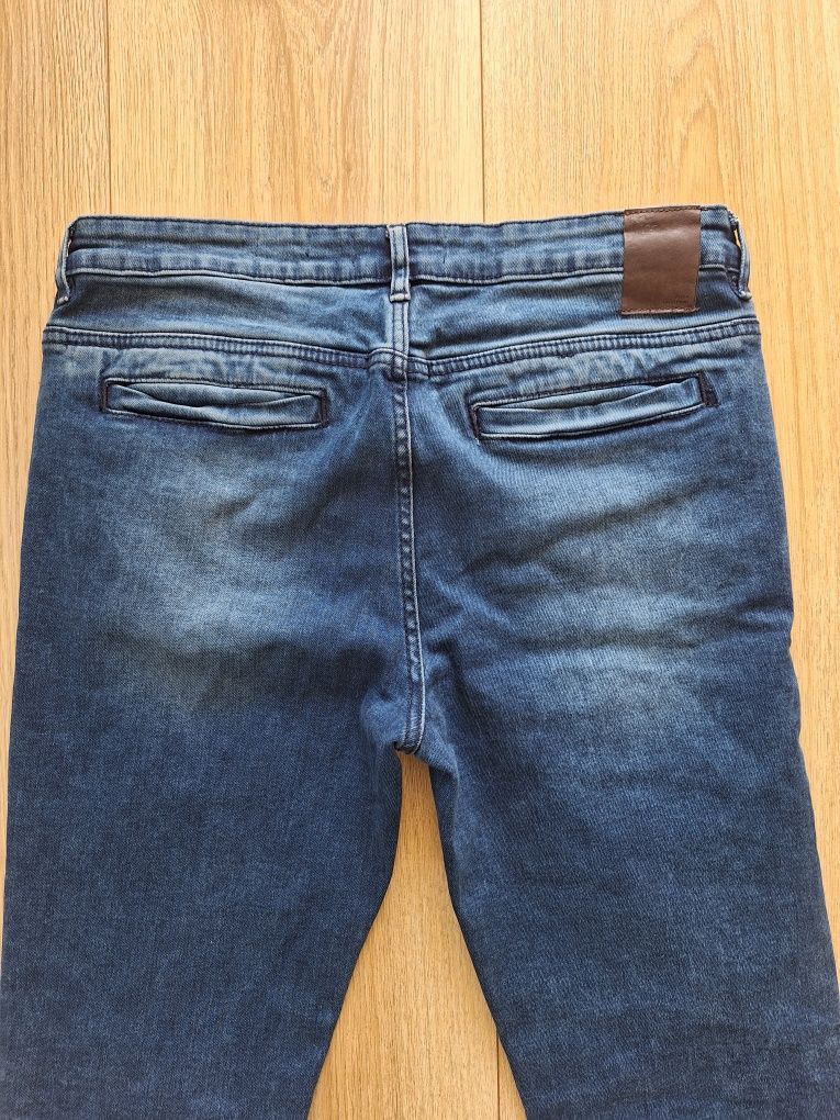Męskie granatowe jeansy