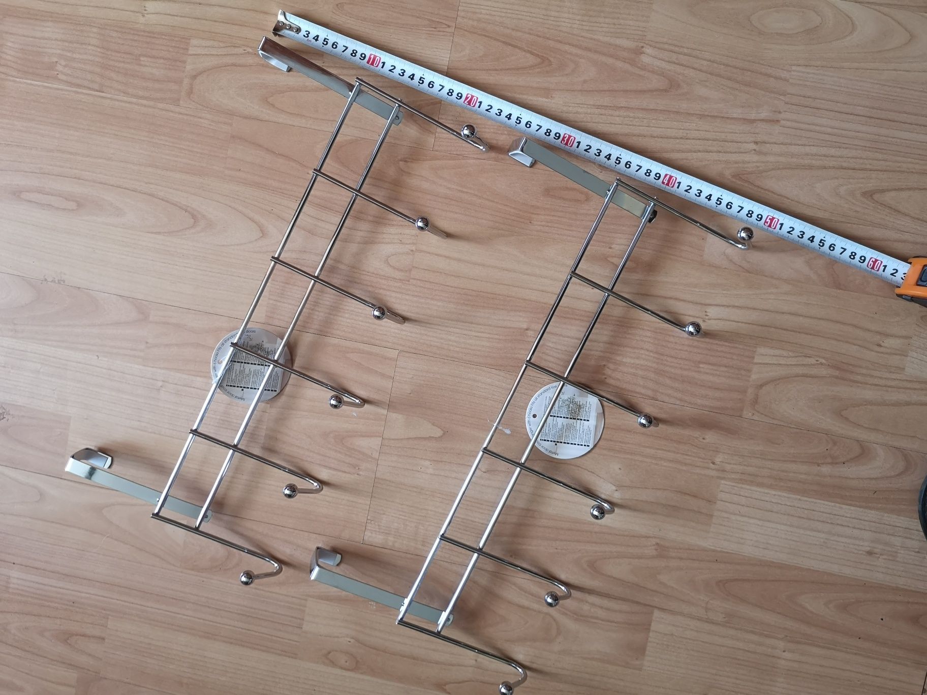 Za dwa wieszaki  chromoniklowy na drzwi. 6 zaczepień. 47 cm. Dł