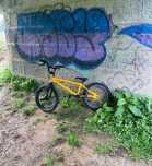 BMX amarela em ótimo estado