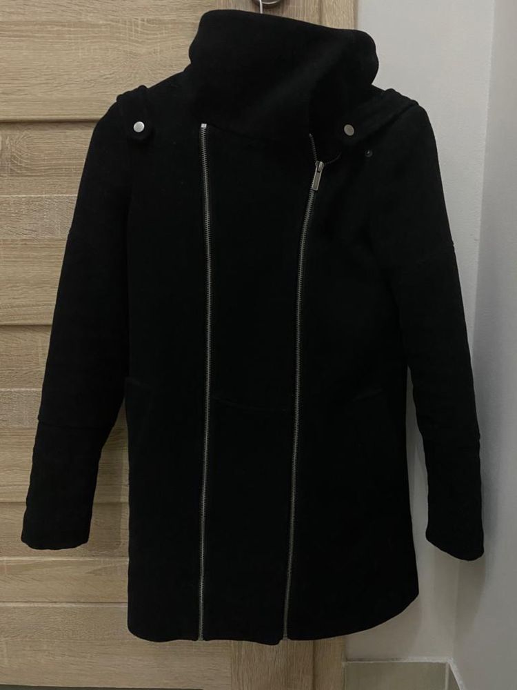 Elegancki czarny płaszcz, bardzo ciepły - Bershka rozmiar S