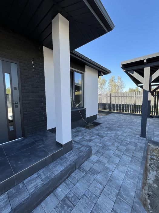 Однововерховий будинок в районі нової забудови