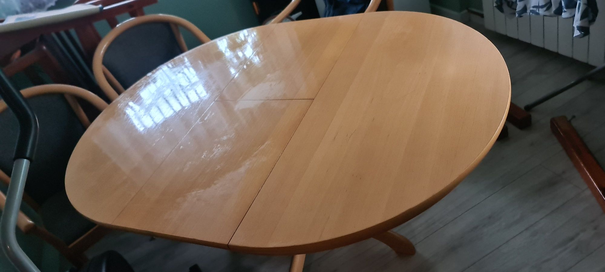 Stół wraz z 4 krzesłami