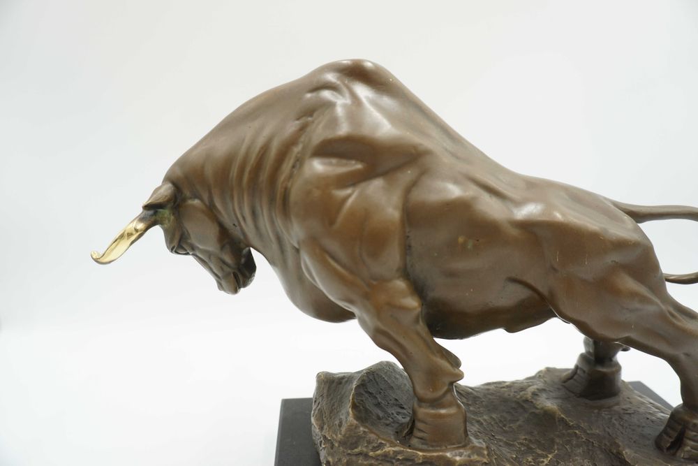 FIGURA z brązu byk siła giełda hossa złote rogi