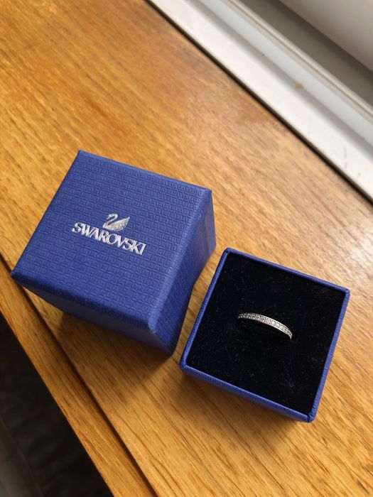 Vendo anel swarovski com pouco uso