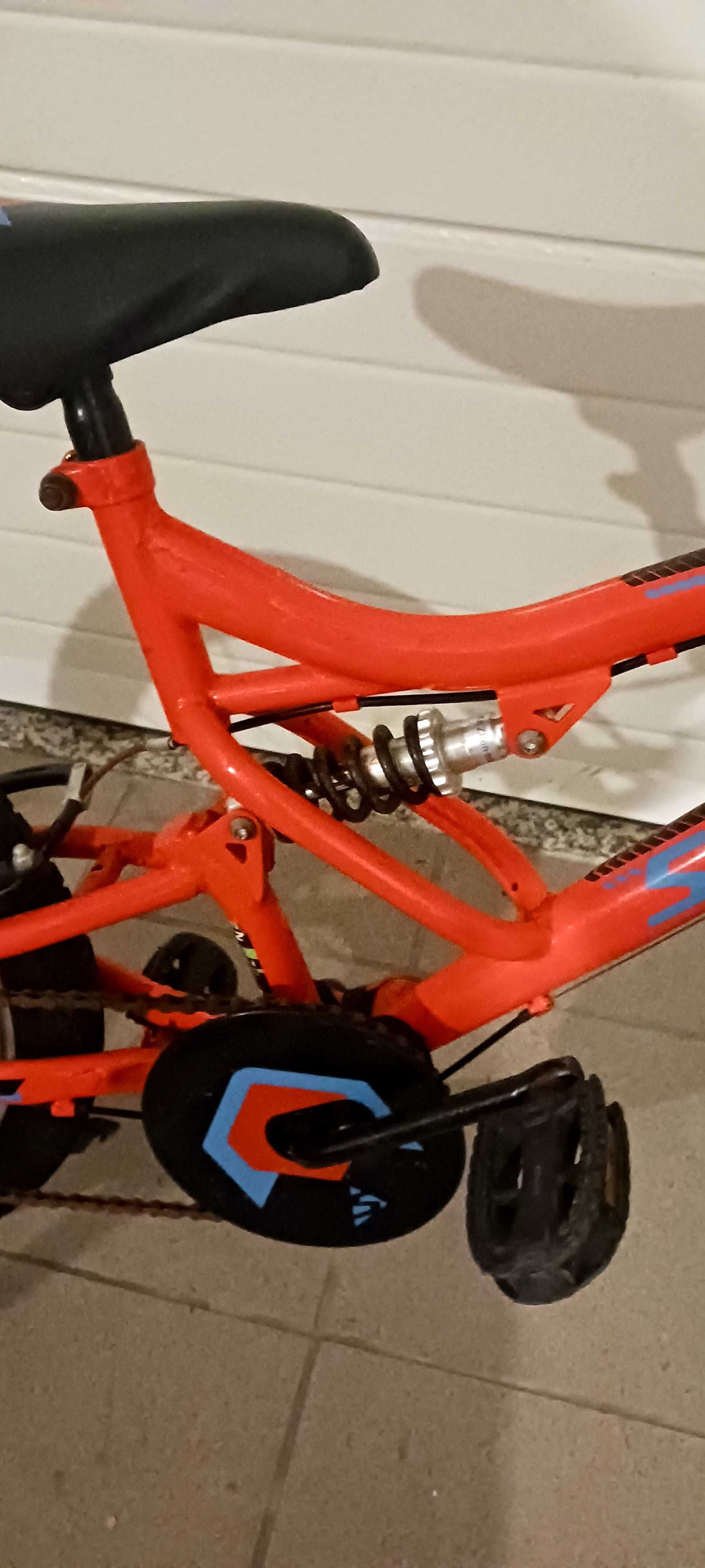 Bicicleta usada laranja apropriada para crianças dos 7 aos 11