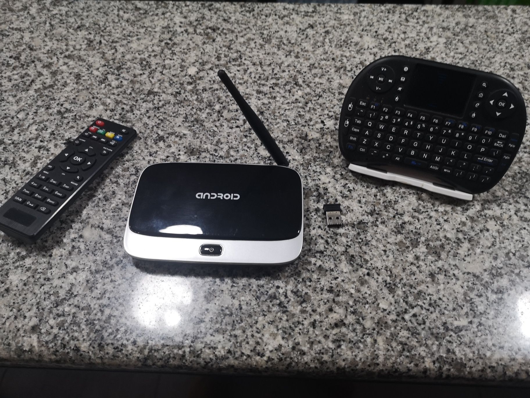 Box android com acessórios.