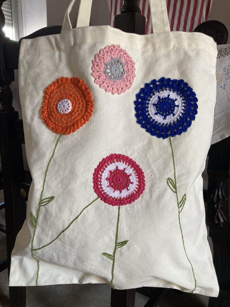 Vende-se saco de tecido con flores em croche