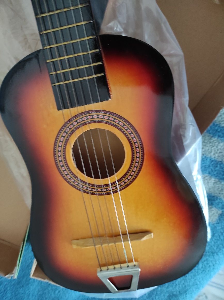 Guitarra pequena Nova