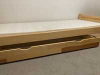 Drewniane sosnowe łóżko z szufladą na pościel i materacem