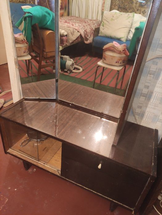 Трюмо, тумба з дзеркалом