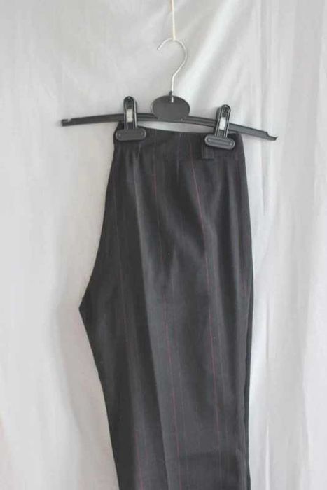 Czarne eleganckie spodnie w czerwone paski vintage retro