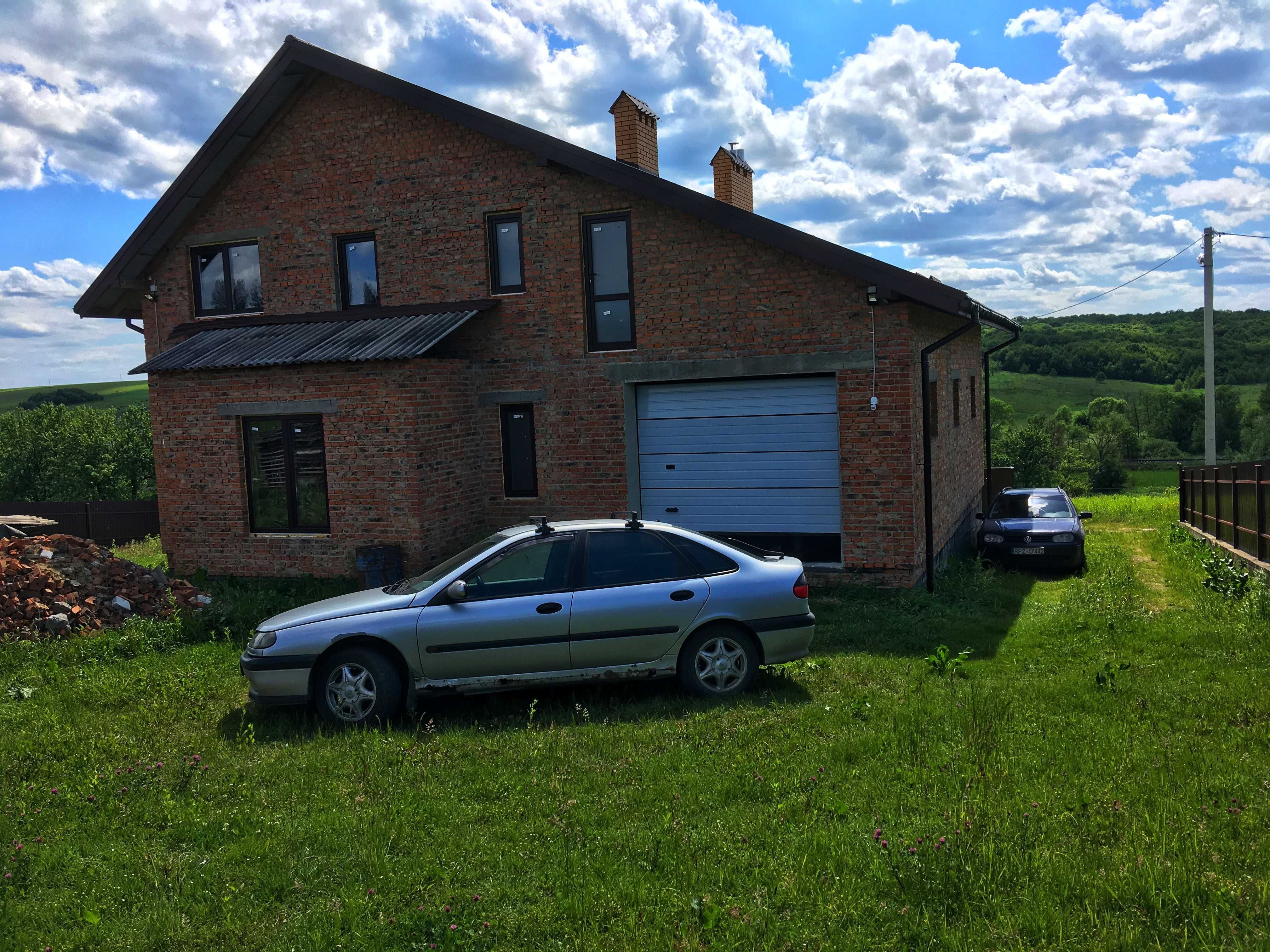 Автоматичні секційні підйомні гаражні ворота в стильний особняк