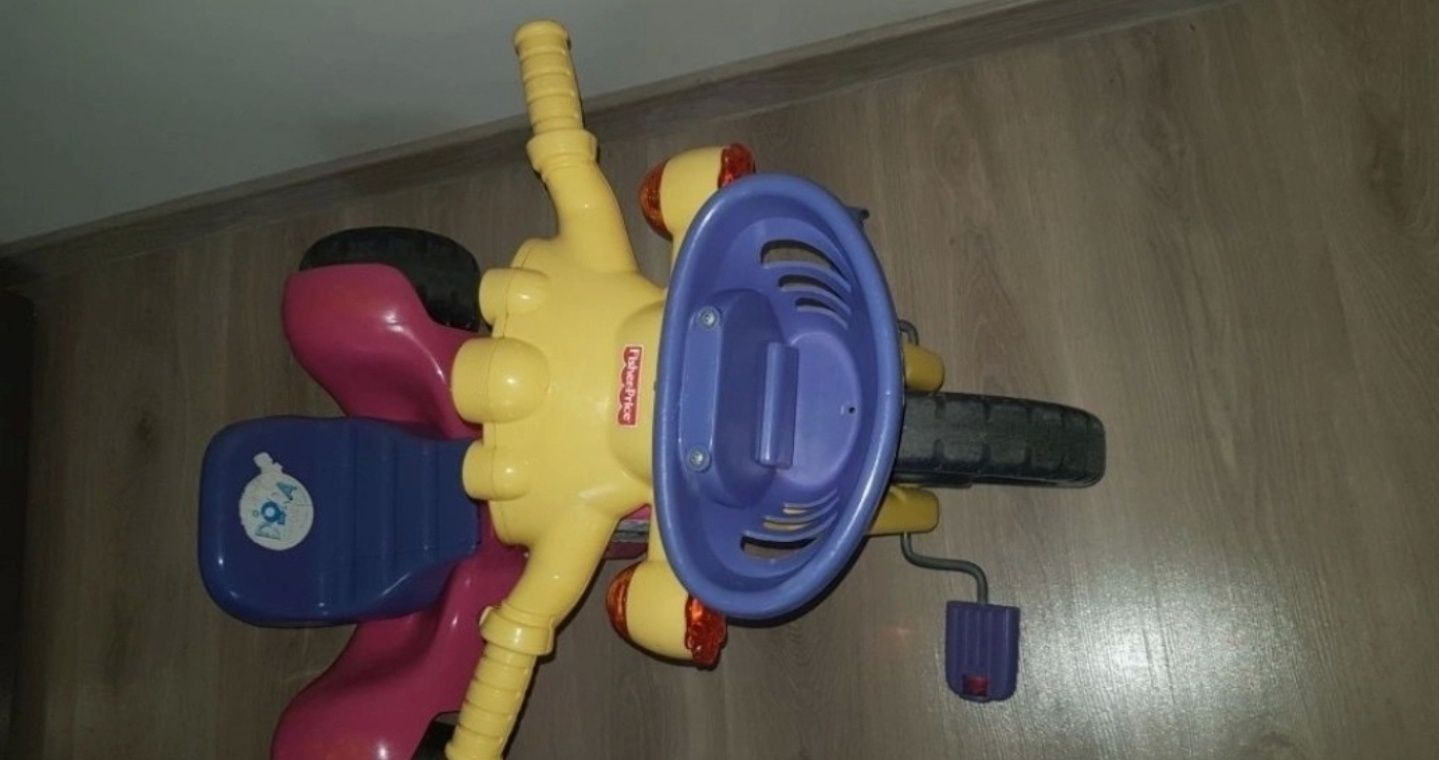 Skuter/ motor/ rower trojkolowy Fisher Price interaktywny z dźwiękami