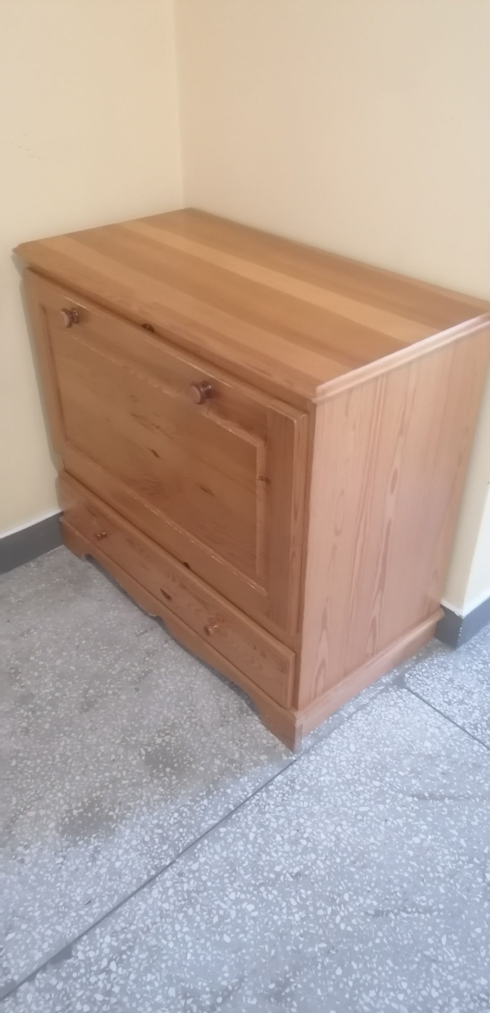 Drewniana szafka na buty z szufladą