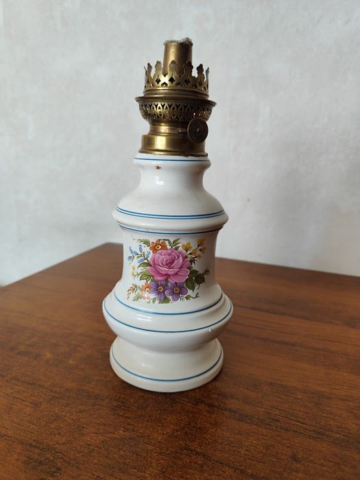 Lampa naftowa w kwiatki bez cylindra