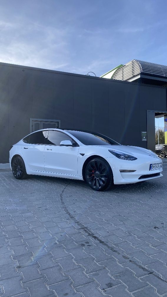 Тесла Model 3 Performance