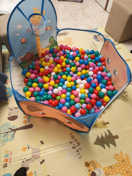 Piscina com 400 bolas