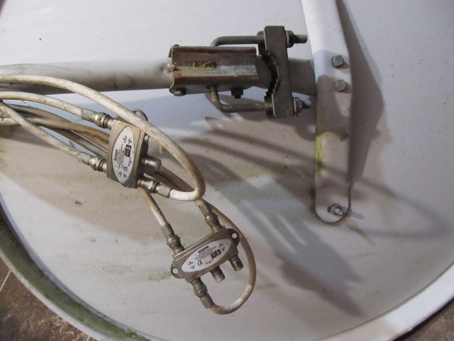 Комплект спутникового ТБ тарілка і два тюнера.