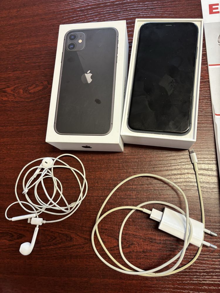 Czarny iphone 11 uszkodzony 64gb zestaw ładowarka słuchawki pudełko