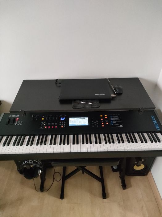 Yamaha MODX8 ...