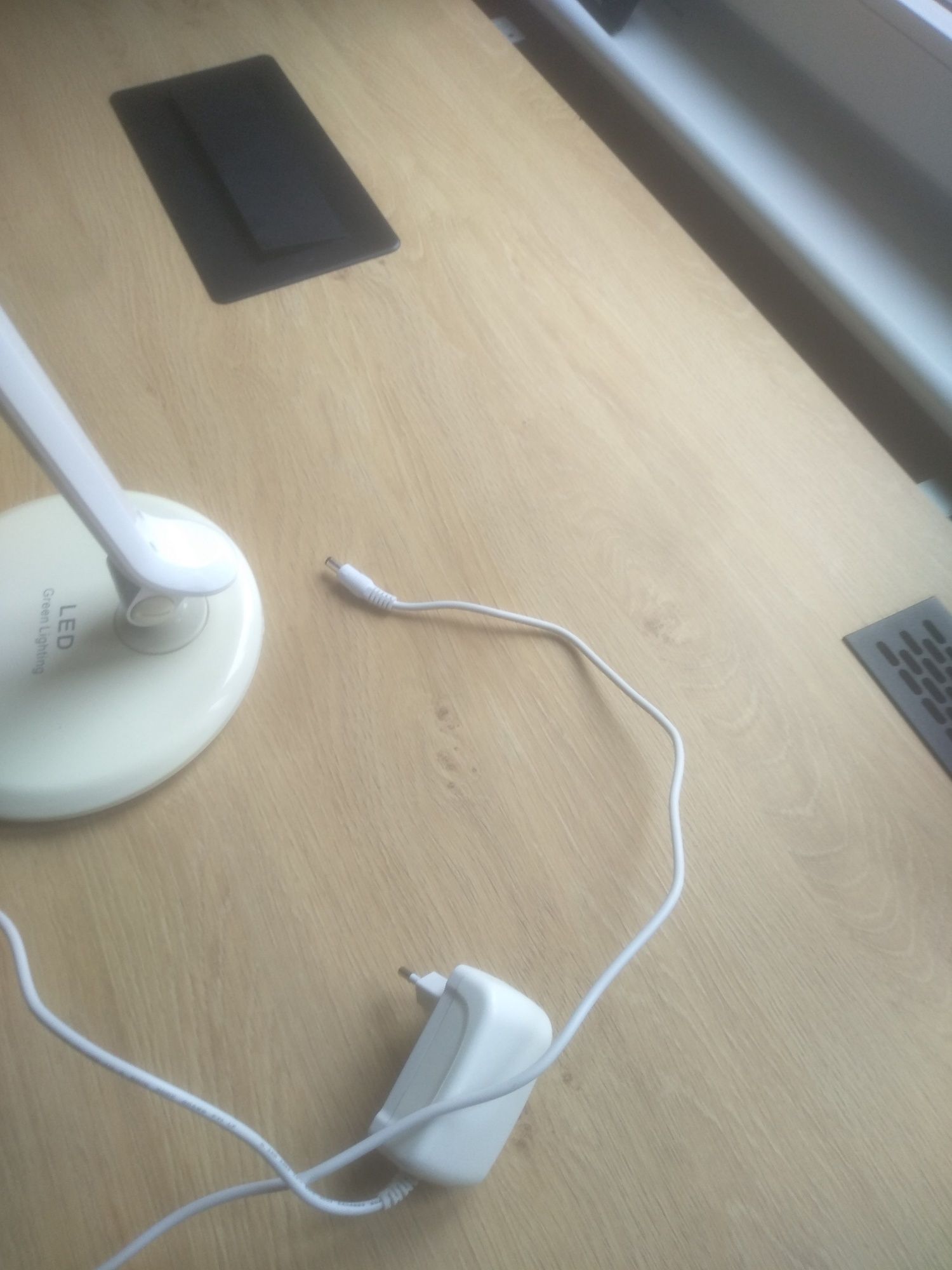 Lampka biurkowa led kaja z regulacją kąta nachylenia i jasności światł