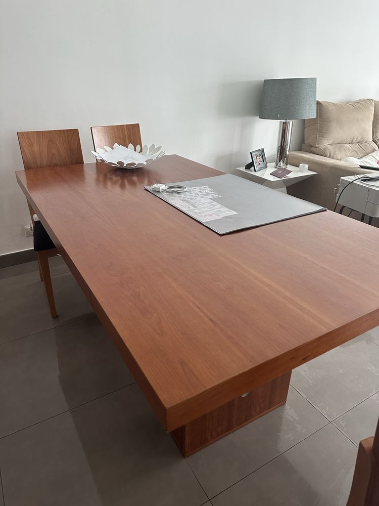 Mesa e cadeiras em cerejeira