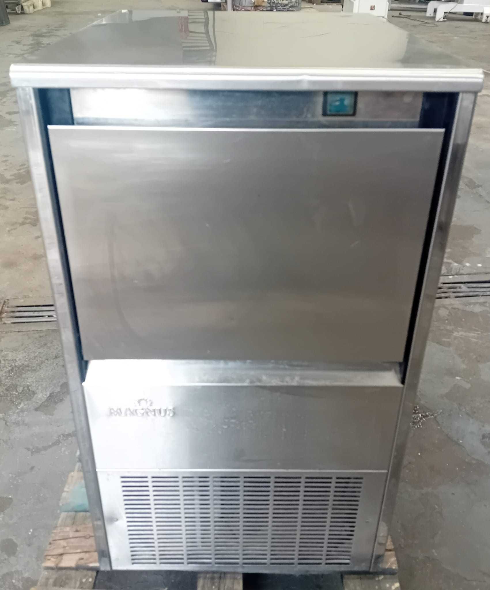 Maquina para fabrico de gelo em cubos