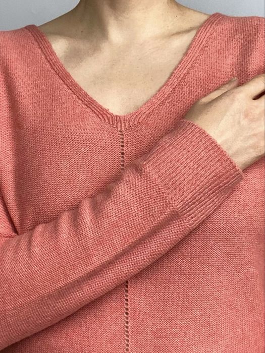 Ażurowy sweter damski z dekoltem w serek koralowy różowy Promod M 38