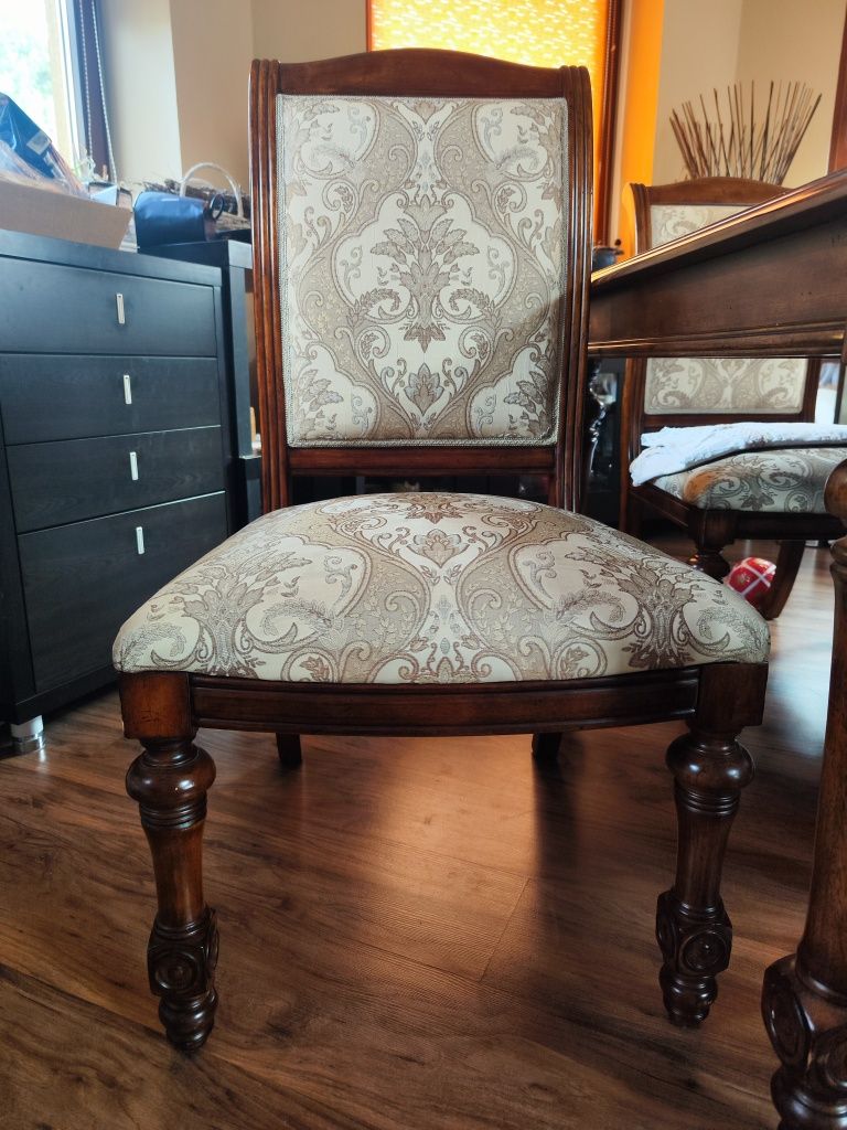 Drewniany stół z kompletem 8 krzeseł. Wymiary 105 x 180 / 223 / 265