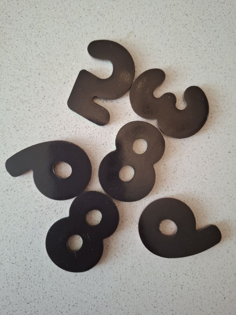Pudełko z cyframi i symbolami matematycznymi magnetyczne 90 szt