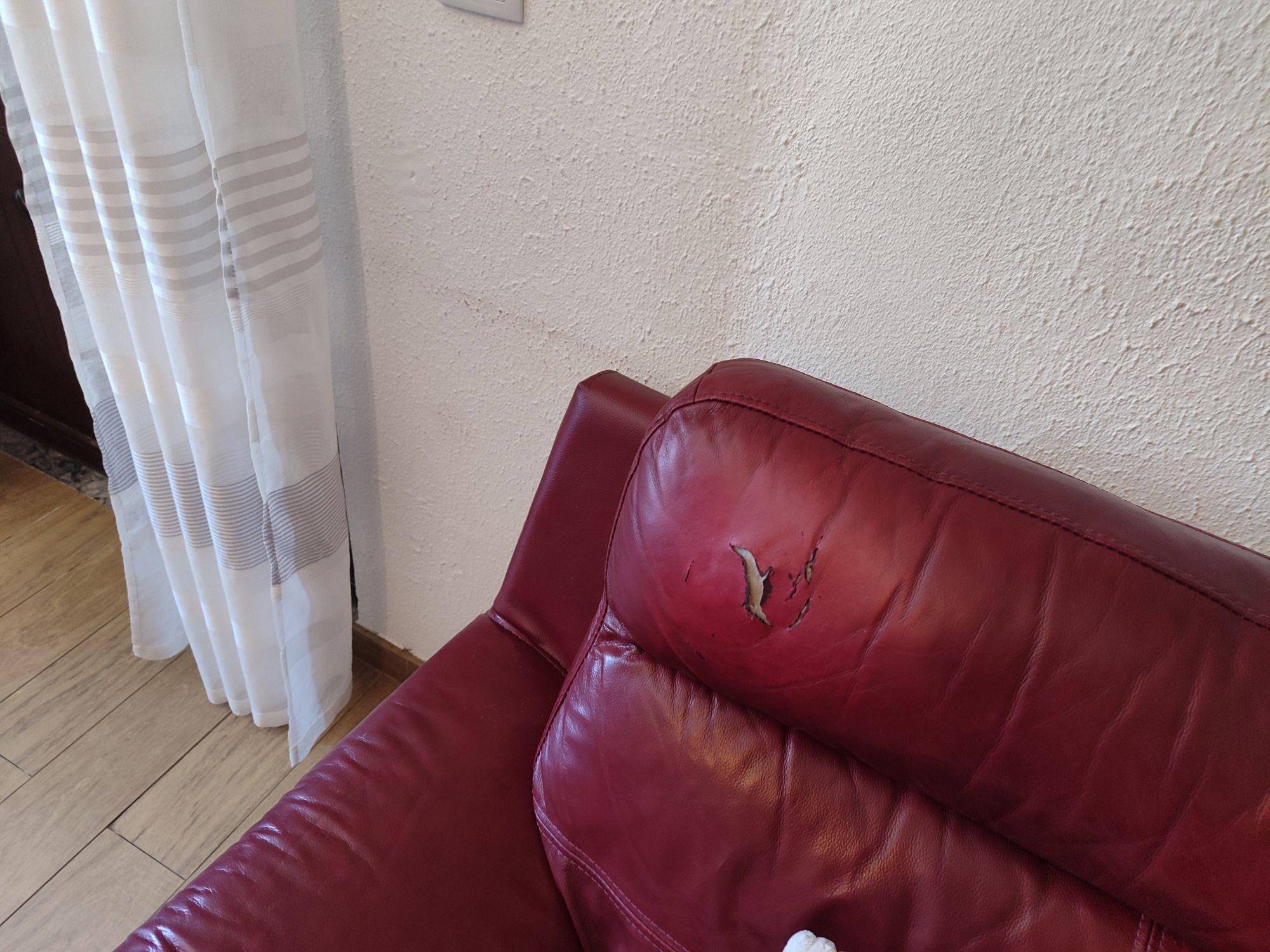 Sofa em couro de 3 lugares de cor vermelho