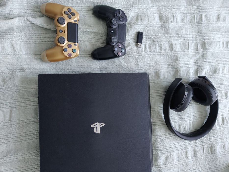 PS4 Pro CUH-7216B z 2 padami, słuchawki, 17 gier