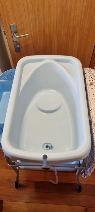 Banheira e Trocador de fraldas da marca Chicco