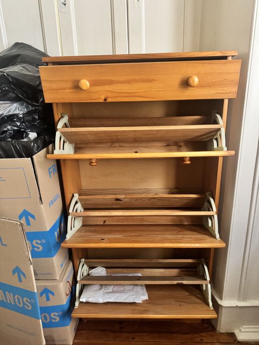 Sapateira em pinho de mel