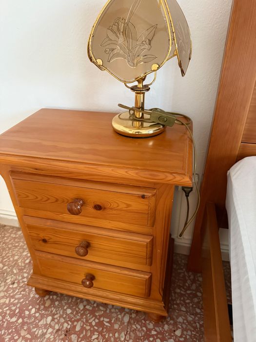 Mensa de cabeceira de madeira dura