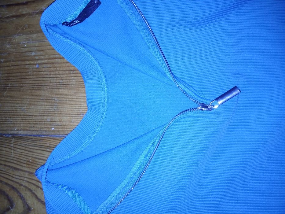 Сукня голубого кольору.