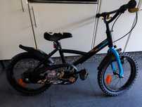 Bicicleta de menino em bom estado
