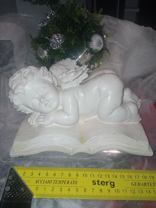 Biała Figurka Śpiącego Anioła na książce