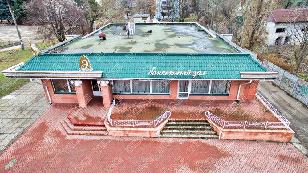 Здание с огражденной территорией на Правом берегу