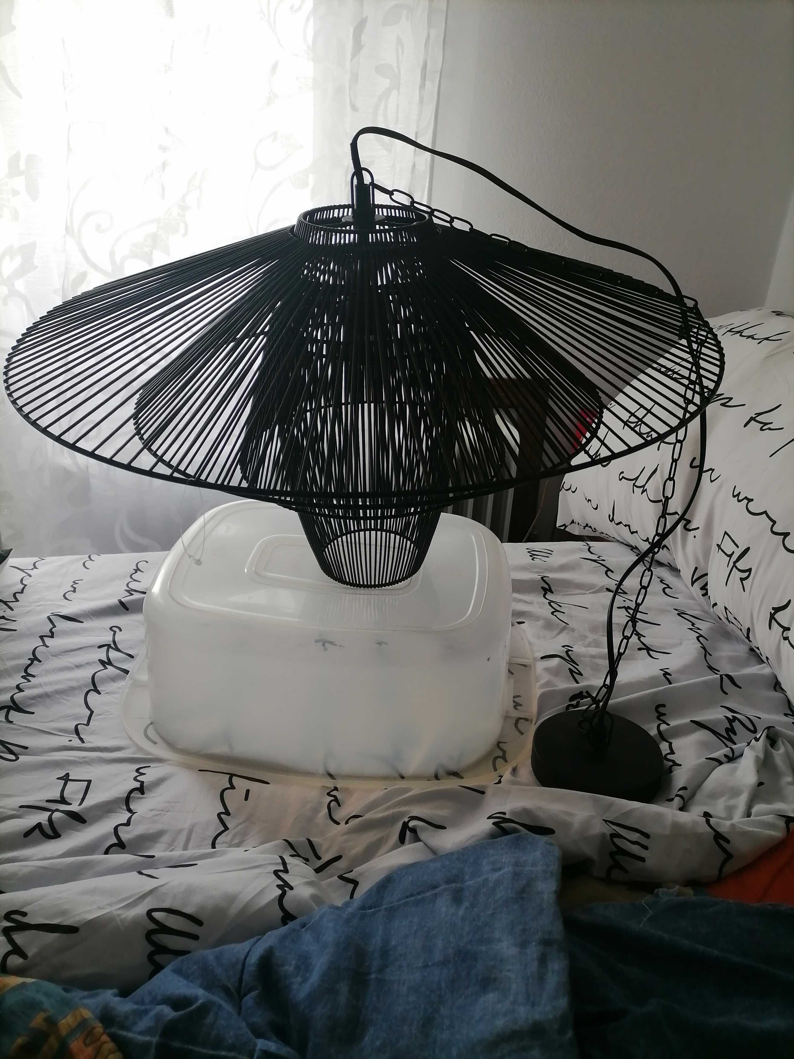 Candeeiro de tecto lindíssimo e moderno.