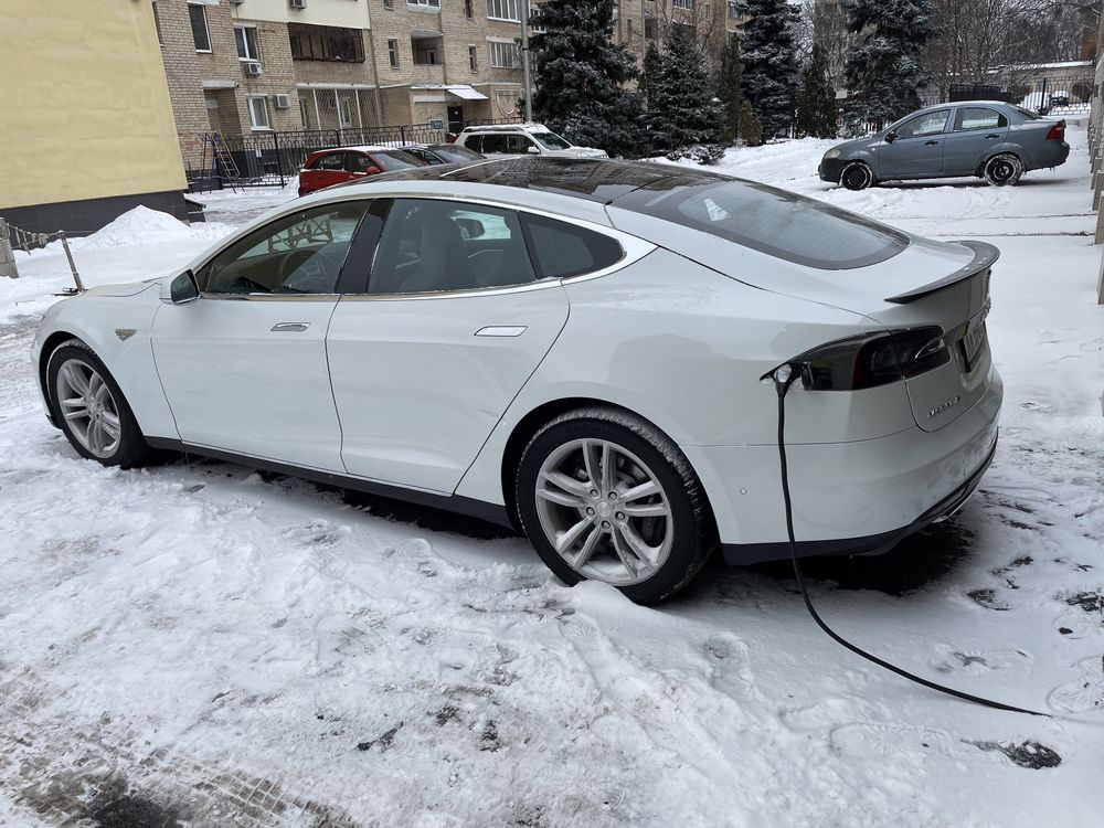 Продаю Tesla Model S 90 D