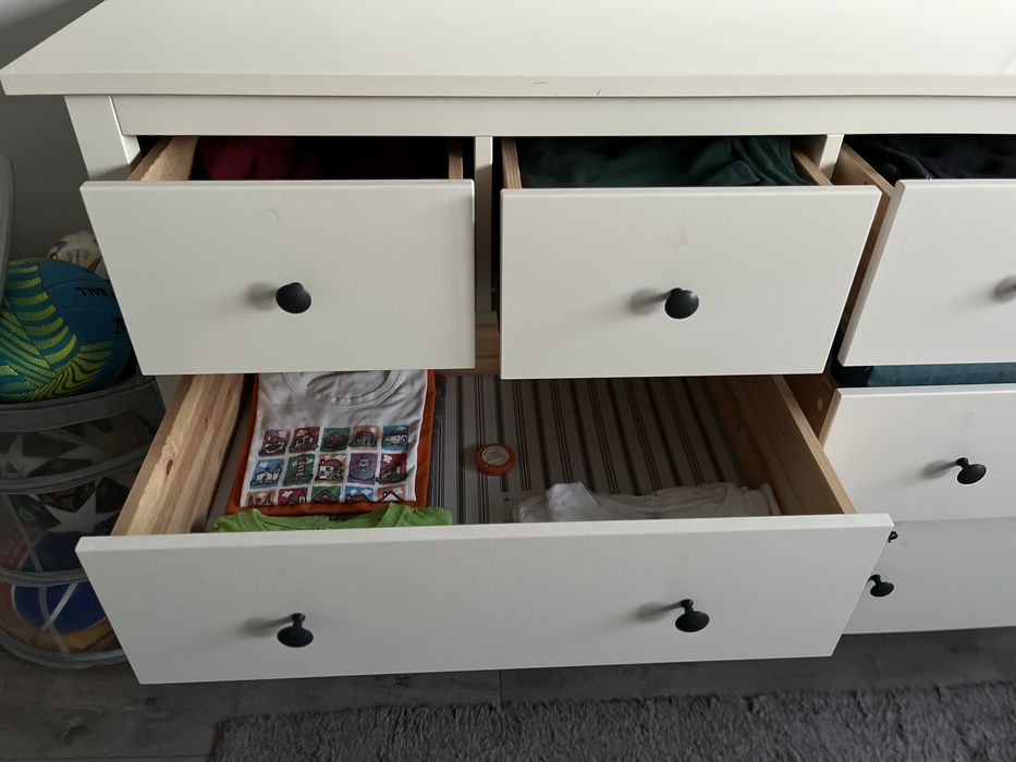 Comoda gama HEMNES (IKEA)