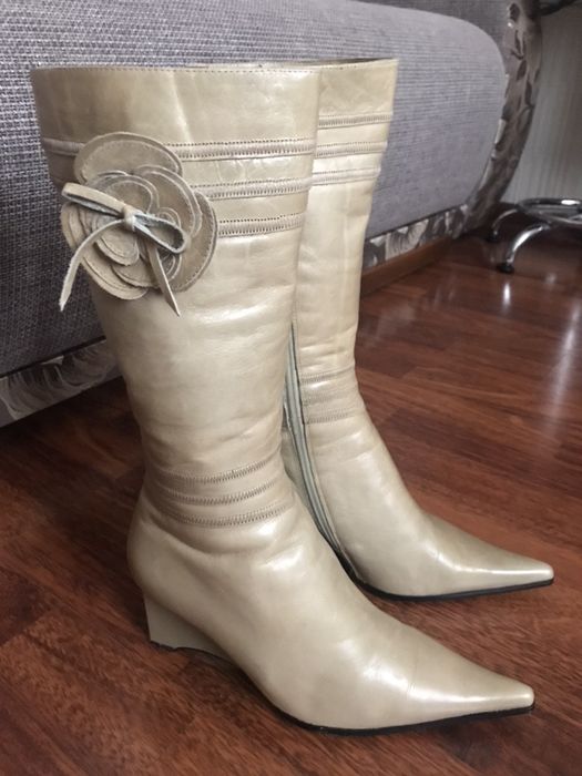 Чоботи на танкетці