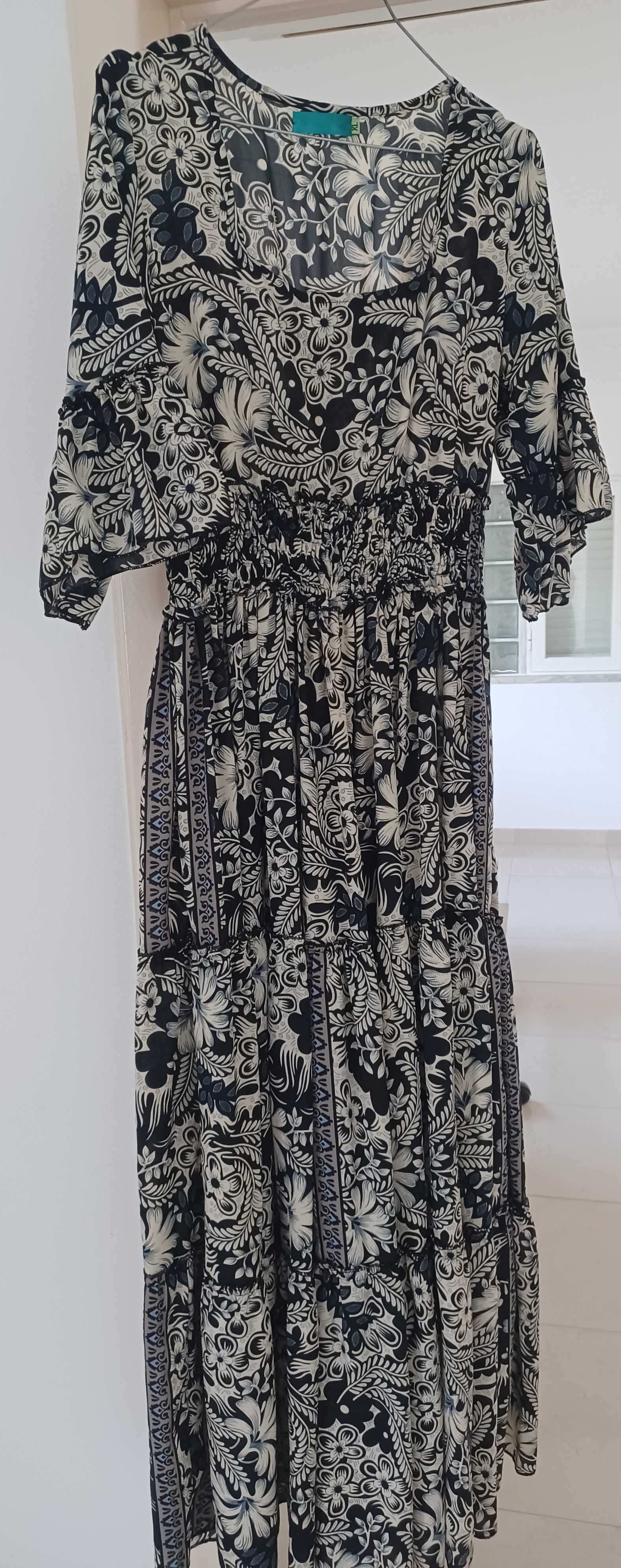 Vestido comprido evasé, cintado e estampado