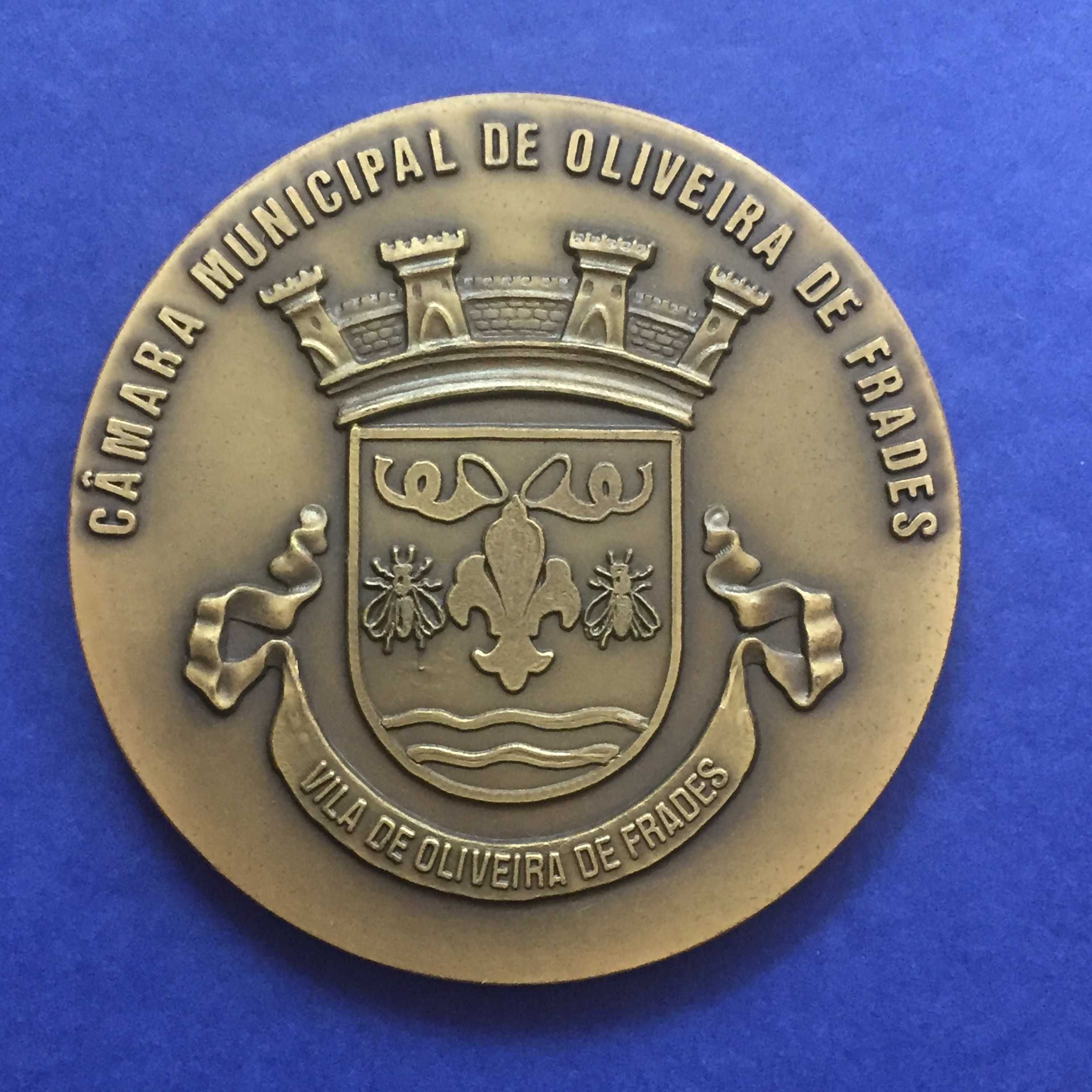 medalha CAMARA MUNICIPAL DE OLIVEIRA DE FRADES-Palácio da Justiça 1987