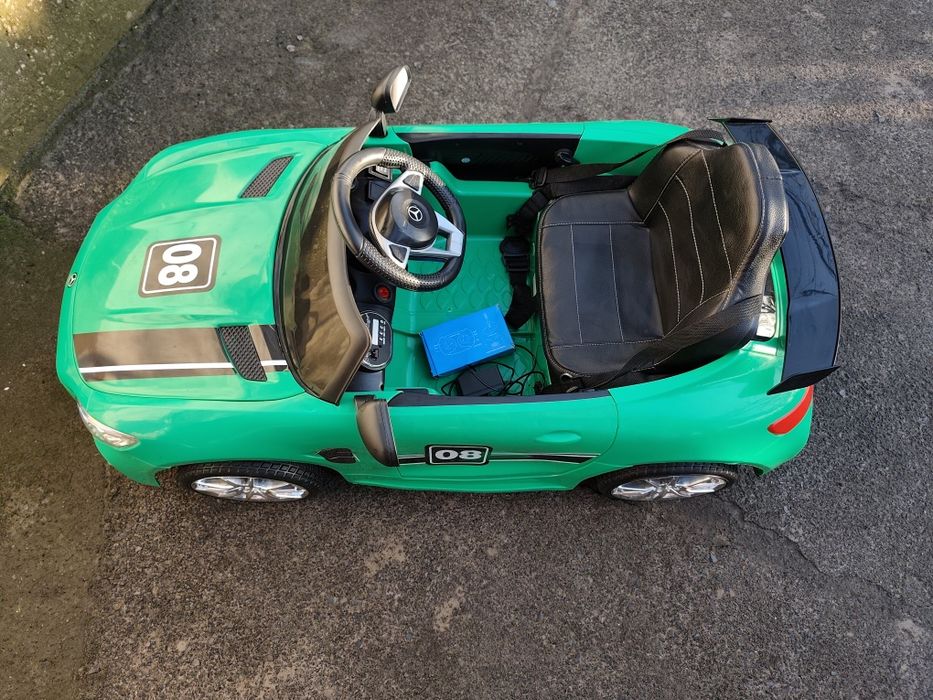 Дитячий електромобіль