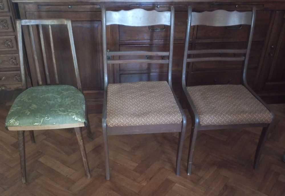 Деревянные стулья и вращающееся кресло