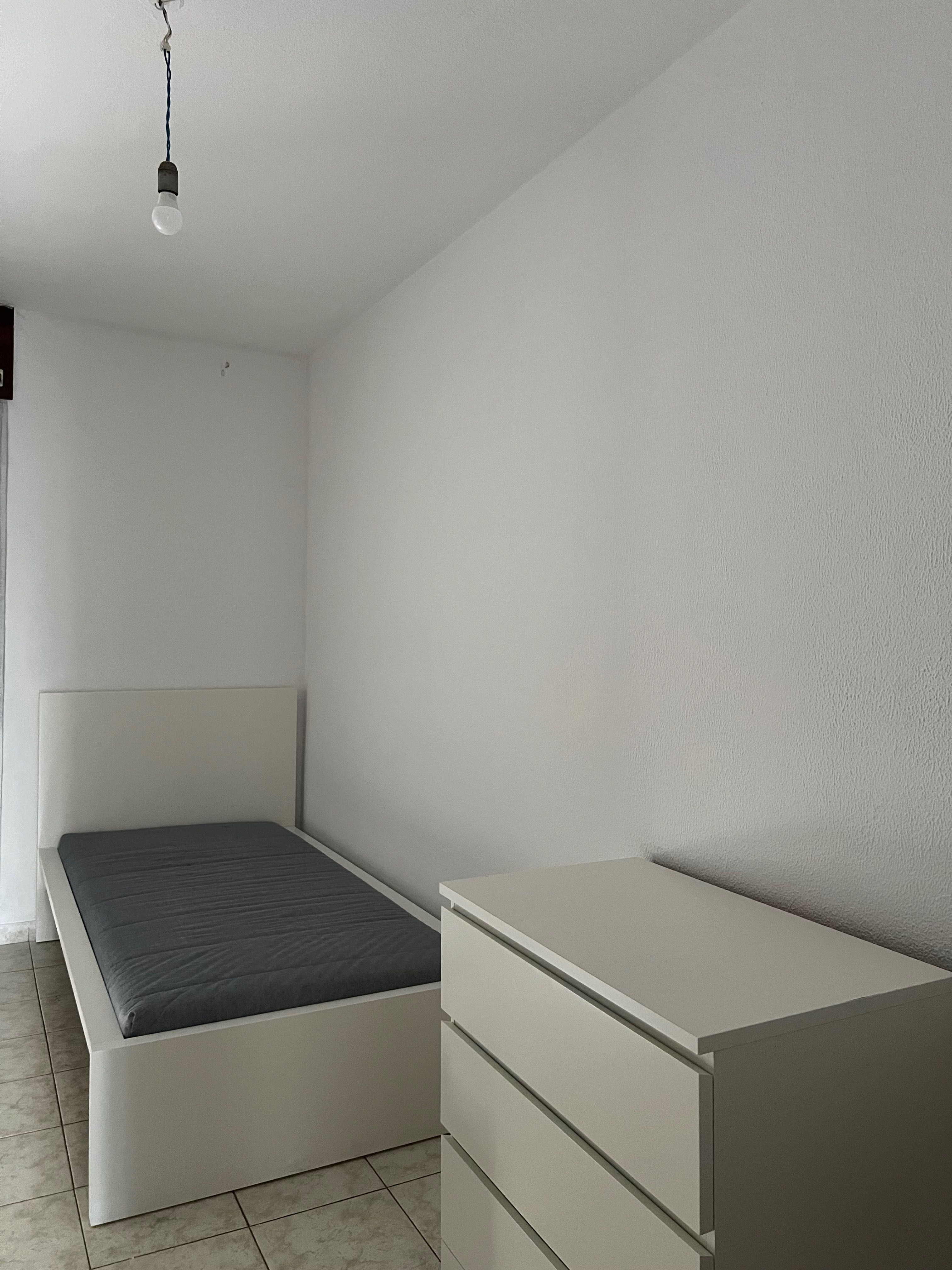 Quarto singular com dois cómodos.