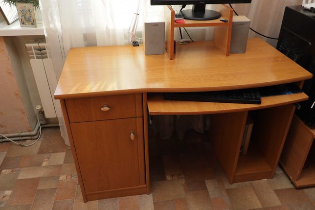 Продам письменный стол и стул
