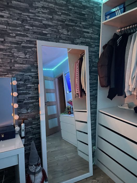 Lustro stojące w białej ramie